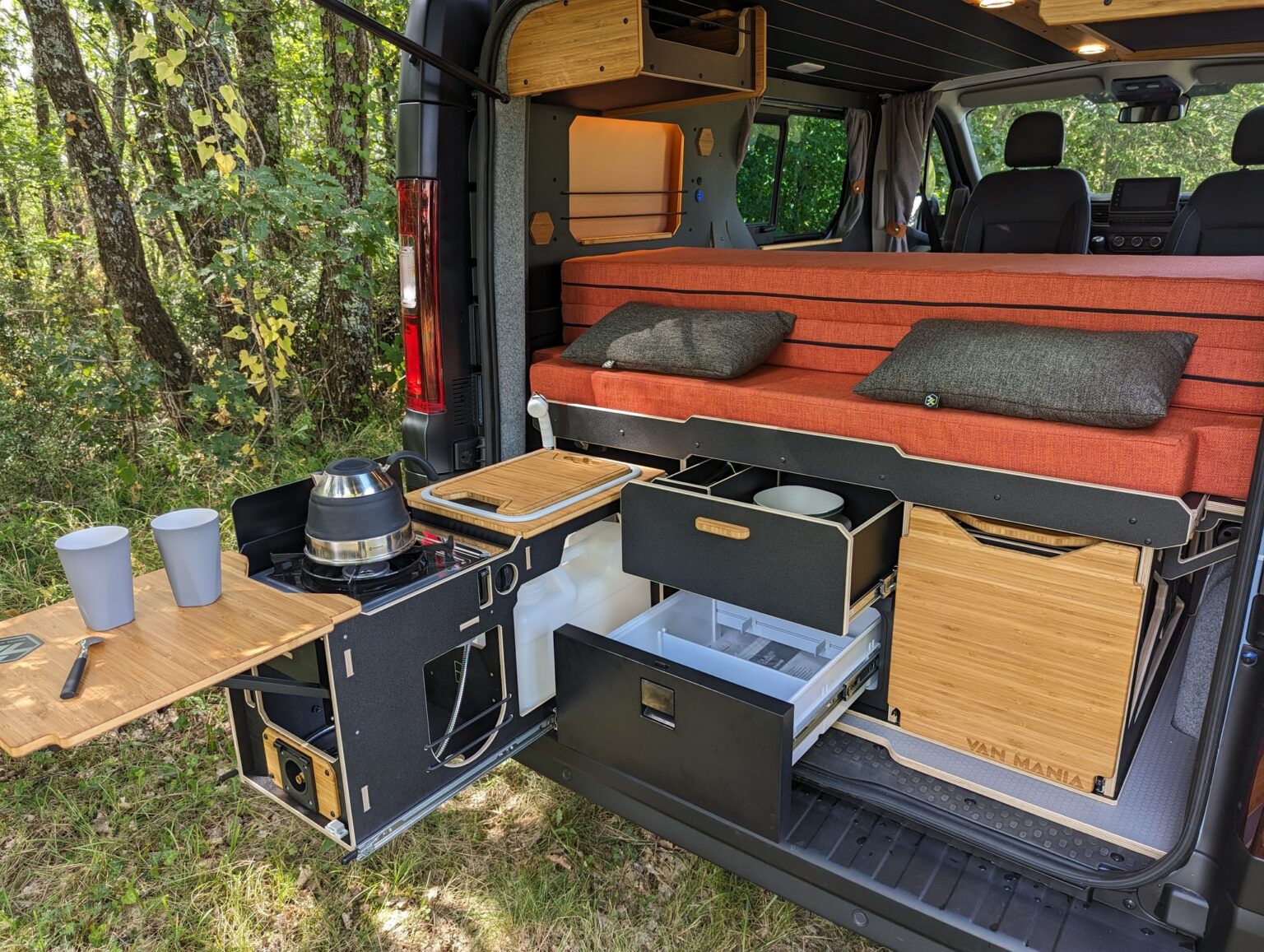 Freedom Camper - Location, aménagement et achat de van, fourgon et ...