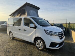 ref 306, van neuf, renault trafic, 130 ch, boîte manuelle, grand confort, pack look plus, blanc glacier, 4 places, sud vasp, nantes