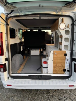 ref 306, van neuf, renault trafic, 130 ch, boîte manuelle, grand confort, pack look plus, blanc glacier, 4 places, sud vasp, nantes